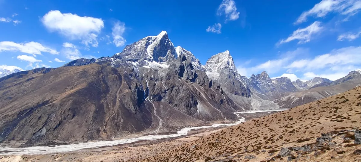 Panoramic view of Cholatse and Taboche peaks